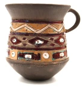 Vintage Tasse mit Tongriff und Tribal Design und Blitzglasur innen - Bild 1 von 13