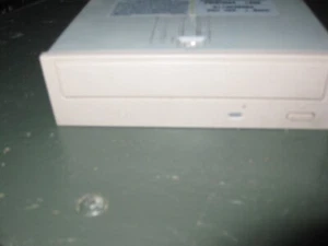 LG CRD-8322B IDE Internal CD-ROM Drive - Light Beige Bezel - Afbeelding 1 van 2