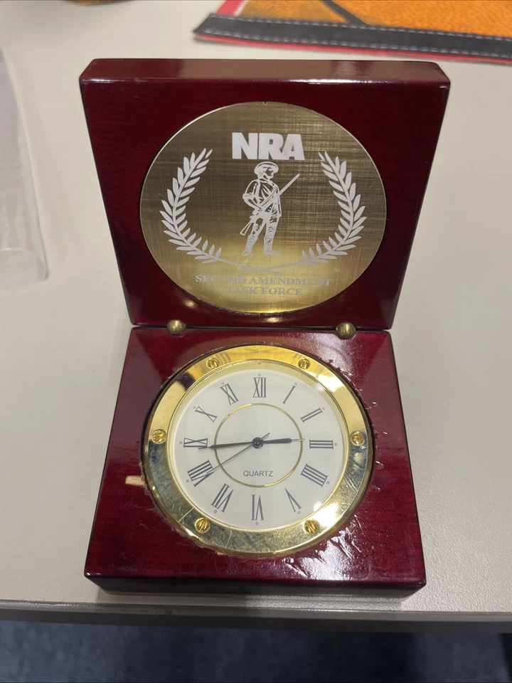 Reloj de escritorio de cuarzo de madera de cerezo del grupo de trabajo de la Segunda Enmienda de la NRA Foto 1 de 2