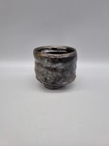 A Charles Bound Studio cerámica con patas de gres Yunomi en esmalte negro. - Imagen 1 de 12