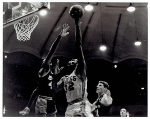 1966 Vintage Photo St. Louis Hawks basketball Bill Bridges vs Baltimore Bullets - Picture 1 of 2