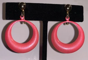 Vintage rosa lachs Kunststoff Creolen Ohrhänger Clip-On goldfarben Ohrringe - Bild 1 von 16