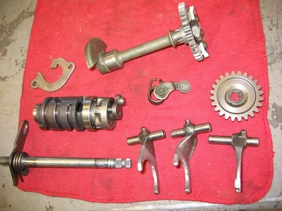 1998 1999 YZ400F YAMAHA OEM GEAR SHIFT SHAFT & FORKS & CAM & PLATE + PARTS ASSY - Image 1 of 4