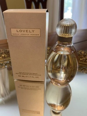 Eau de Parfum Spray Lovely by Sarah Jessica Parker 1,7 OZ para Mujer Foto 1 de 4