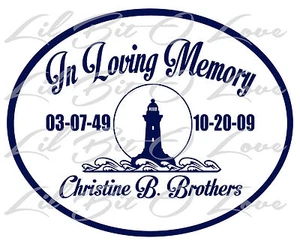 CALCOMANÍA DE VINILO PERSONALIZADA EN MEMORIA AMOROSA CON FARO CON NOMBRES Y FECHAS - Imagen 1 de 10