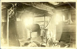 Model T Ford in der Garage um 1920 RPPC Echtfoto Postkarte  - Bild 1 von 4