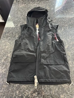 Chaleco interior Burberry a cuadros con capucha. Negro Pre Loved Talla 48 Grande. Foto 1 de 4