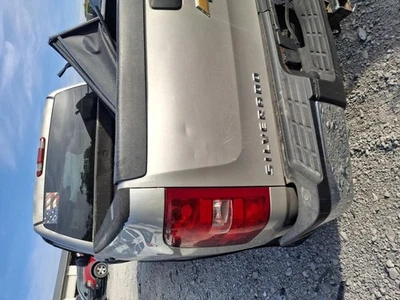 Conjunto de luz trasera izquierda usado se adapta a: camioneta Chevrolet Silverado 2500 2008 Foto 1 de 4