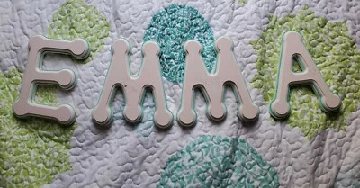 Letras de madera pintadas "E M M A" decoración de pared infantil  Foto 1 de 4