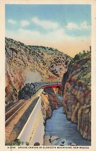 RR TRAIN IN APACHE CANYON GLORIETTA MTS NEW MEXICO LINEN POSTCARD 1940 012124 T - Imagen 1 de 2