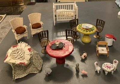 Lote de accesorios vintage para casa de muñecas mesas, cuna, sillas de metal y mimbre, animales Foto 1 de 4