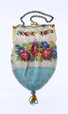 Antiguo monedero victoriano de micro cuentas con marco dorado con joyas Foto 1 de 4