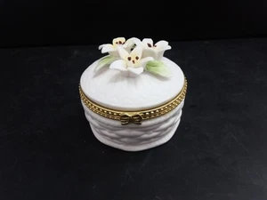 Hinged White Porcelain Trinket Box With Yellow Lilies - Bild 1 von 9
