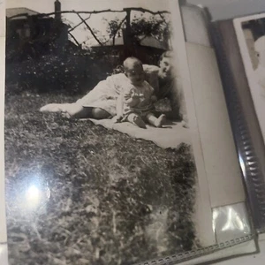 Álbum de fotografía pequeño vintage que contiene algunas fotos en blanco y negro de mediados de siglo - Imagen 1 de 17
