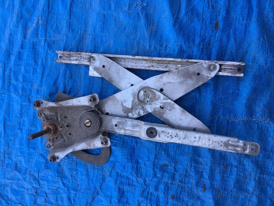 96-02 SATURN SL1 SL2 SW2 SW1 Pasajero Derecha Manual Delantero Ventana Regulador OEM Foto 1 de 3