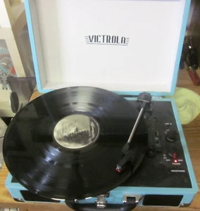 Victrola Vintage 3-Speed Suitcase Record Player with Built-in Speakers. Working. - Imagen 1 de 6