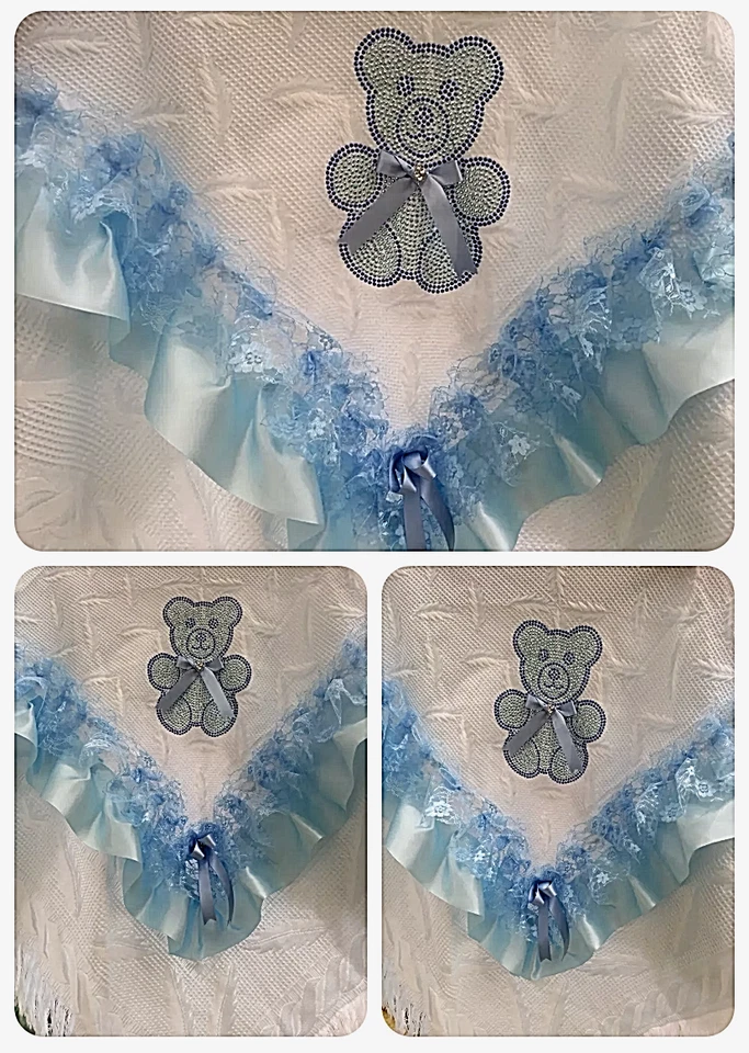 CHAL BEBÉ ROMANY - ROSA/AZUL/BLANCO ENCAJE/CINTA CON DISEÑO DE PELUCHE BLING Foto 1 de 3