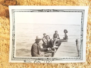 MÄDCHEN AM GREEN LAKE, 1941.VTG 3,8" x 2,8" FOTO^1 - Bild 1 von 3