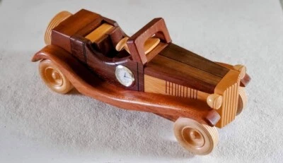 Impresionante coche de turismo de madera artesanal vintage con inserto de reloj Foto 1 de 4