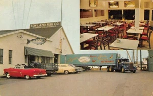 Postal vintage de LAZIO'S SEA FOODS bahía de Humboldt, Eureka, CA 1950 autos en carretera - Imagen 1 de 2