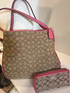 TOTE COACH SIGNATURE MARRONE FINITURE IN PELLE ROSA CON PORTAFOGLIO ABBINATO - Foto 1 di 19