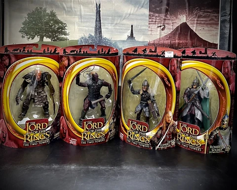 TOY BIZ Lord of the Rings 4 Action Figures Plus Rohirrim Soldier LOTR TT MIB Cover