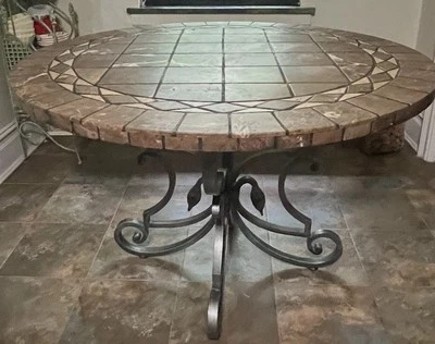 "Preciosa mesa de comedor redonda con tapa de piedra 48""" Foto 1 de 3