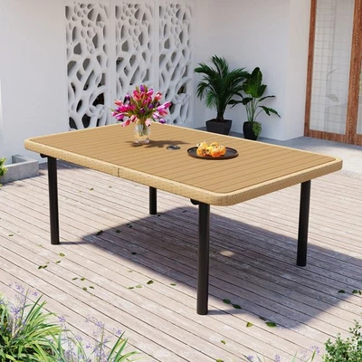 Mesa de comedor de patio al aire libre mesa de madera de polietileno con orificio para sombrilla patas de hierro Foto 1 de 4
