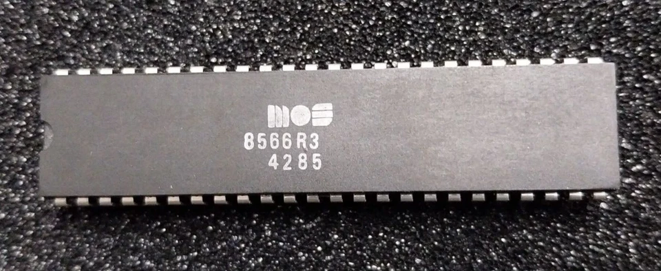 MOS 8566R3 (4285) VIC IIe (PAL) Video Interface Controller for Commodore C128 - Image 1 of 2