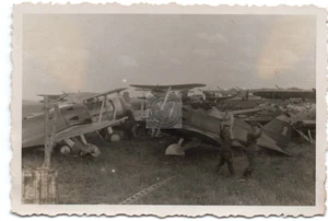 Feldfughafen Flugzeuge zerstört und deutsche Bomber 2 - Bild 1 von 2