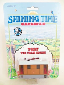 ERTL ""THOMAS & FRIENDS, TOBY THE TRAM ENGINE, SINING TIME STATION"" SIN USAR EN CAJA/EN CAJA. - Imagen 1 de 4