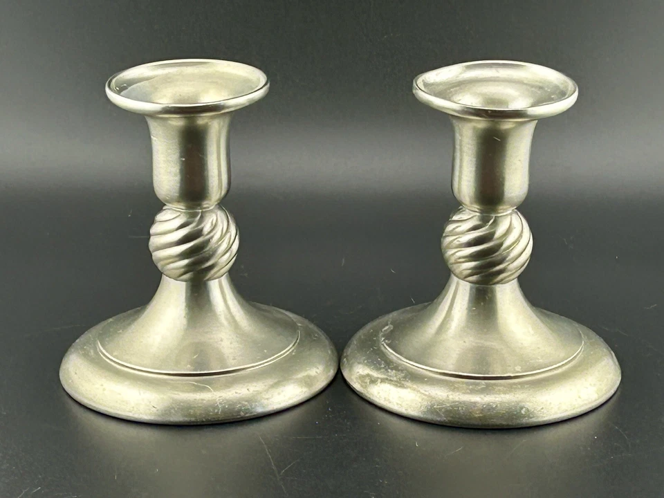 Par de candelabros de peltre Royal Holland de colección 3,75" K.M.D. Tiel Foto 1 de 4