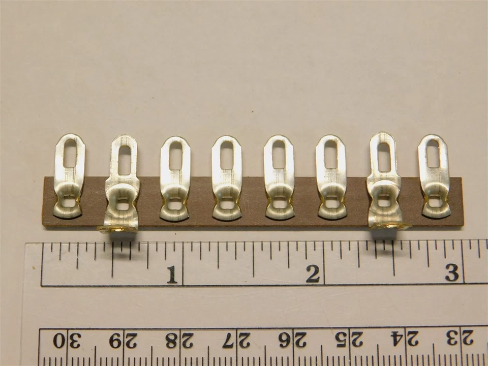 10 terminales Keystone 830 estándar 8 con 2 tiras terminales fenólicas de tierra Foto 1 de 2