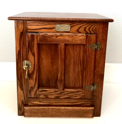 De colección. Mesa auxiliar/mesa de noche Simmons Hardware caja de hielo revestida blanca de madera de roble St Louis Foto 1 de 4