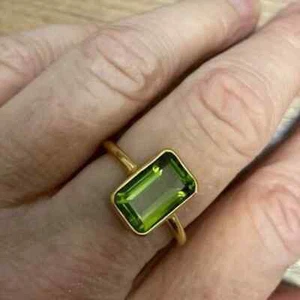 Anillo de aniversario relleno de oro de 14k de peridoto natural certificado, 92,5 % plata de ley - Imagen 1 de 6