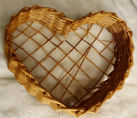 Heart Shaped Baskets Wicker Rattan Woven Display Storage 8" x 9" Cover