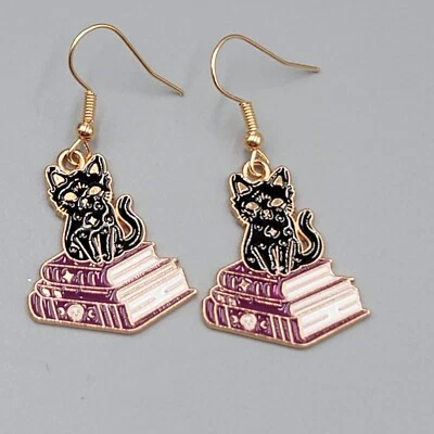 Pendientes Perforados Gato Negro Púrpura Libros Esmalte Tono Dorado Cuelgan Nuevos 1" Foto 1 de 4