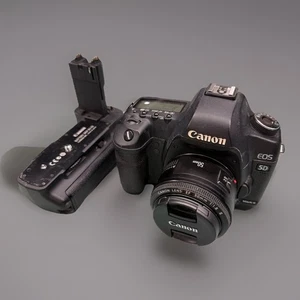 Canon EOS 5D Mark II 21.1MP Digitale Spiegelreflexkamera mit BG-E6 AKKUGRIFF & 50MM OBJEKTIV - Bild 1 von 12