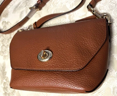BOLSO BANDOLERA COACH TURN LOCK CUERO MINI PENNY BAG COLECCIÓN NUEVO SIN ETIQUETAS Foto 1 de 4