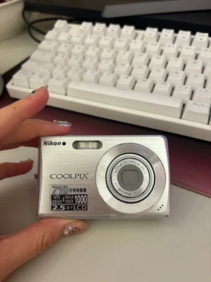 Nikon Digital Camera Coolpix S200 7.1MP Silver Tested Gift - Image 1 of 2