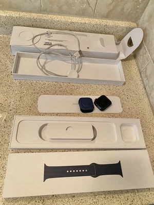 Apple Watch Series 6 40 мм в синем алюминиевом корпусе с темно-синим спортивным ремешком MG143LL/A - Изображение 1 из 4