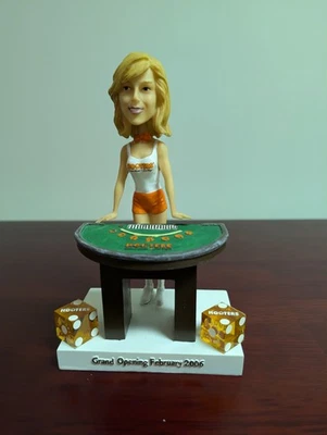 Grand Opening 2006 Hooters Blackjack Girl Bobblehead edición limitada 1999/3500 Foto 1 de 4