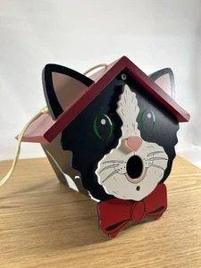 Maison oiseau chat noir et blanc avec toit rouge, nœud papillon et oreilles - Photo 1/7