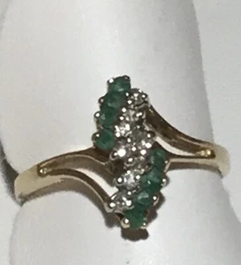 Anello cascata in oro giallo 14 kt con smeraldi e diamanti - Foto 1 di 8