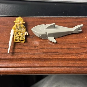 Lego Atlantische Garde Minifigur mit Harpune und Hai - Bild 1 von 5