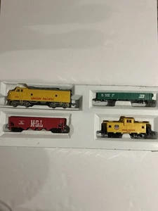 Bachmann HO Eisenbahn Konvolut UP F9 Lok (ungetestet) neu Gondel, M&StL Hopper, UP Begleitwagen - Bild 1 von 4