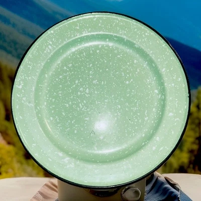 Prato antigo de metal esmaltado verde branco salpicado acabamento preto fazenda acampamento 8” - Imagem 1 de 4