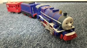 Thomas & Friends Trackmaster HANK Treno Motore Motorizzato + Caboose Rosso - FUNZIONA! - Foto 1 di 5