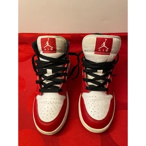 YOUTH Nike Air Jordan 1 Mid Chicago Red White Black Size 6.5 Y GUC - Picture 1 of 19