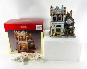 Casa iluminada LeMax Plymouth Corners #25689A Xmas Village 2002 peluquería con caja - Imagen 1 de 22